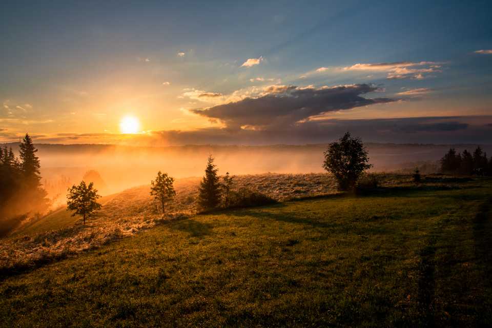 céu com núvens em um nascer do sol